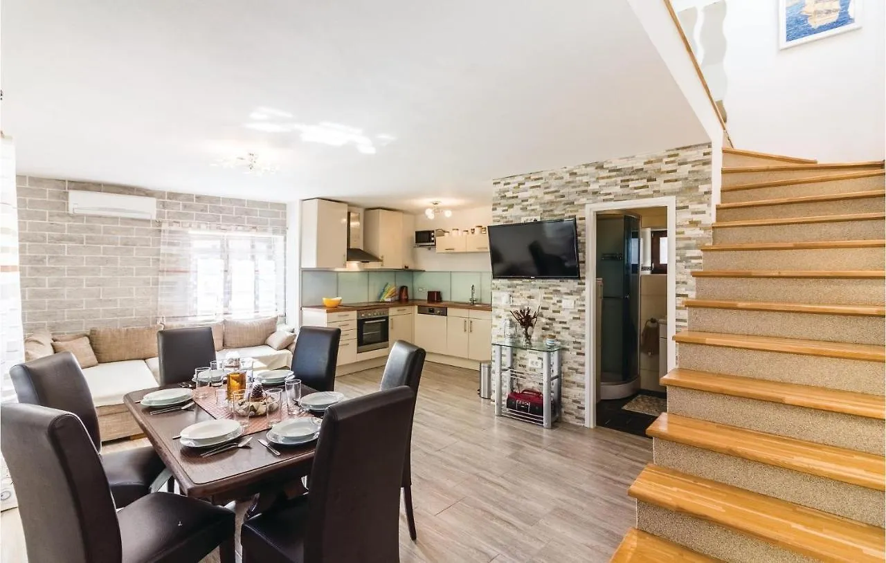 בית נופש Beautiful Home In Pomer With Wifi קרואטיה