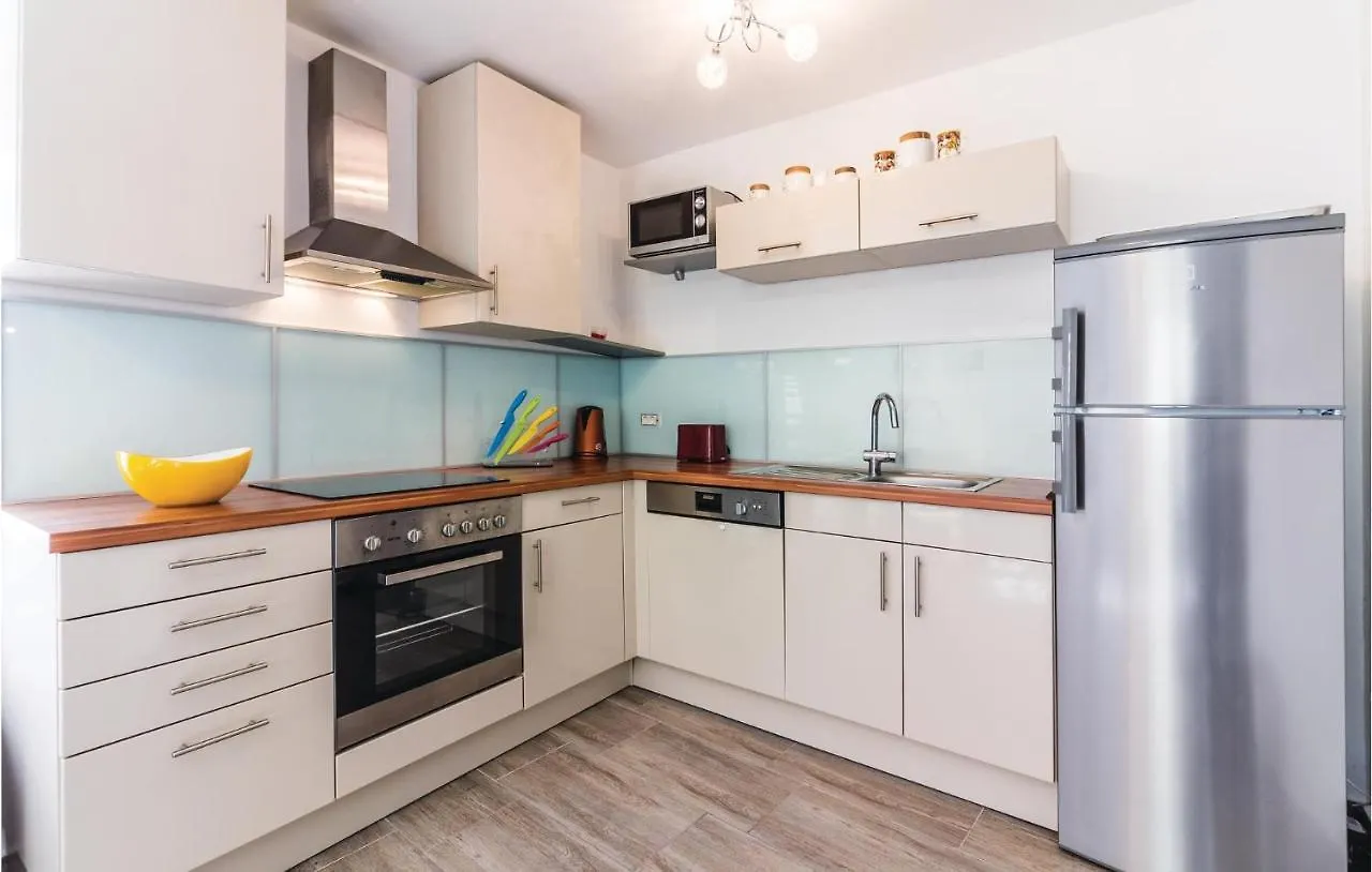 Beautiful Home In Pomer With Wifi בית נופש